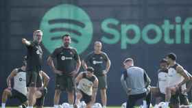 Los jugadores del FC Barcelona, durante el último entrenamiento previo a la gira por EEUU