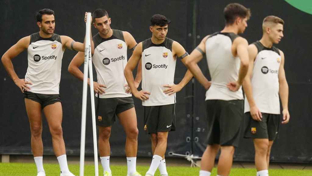 Eric García, entrenando junto a Ferran Torres y otros compañeros del FC Barcelona / EFE