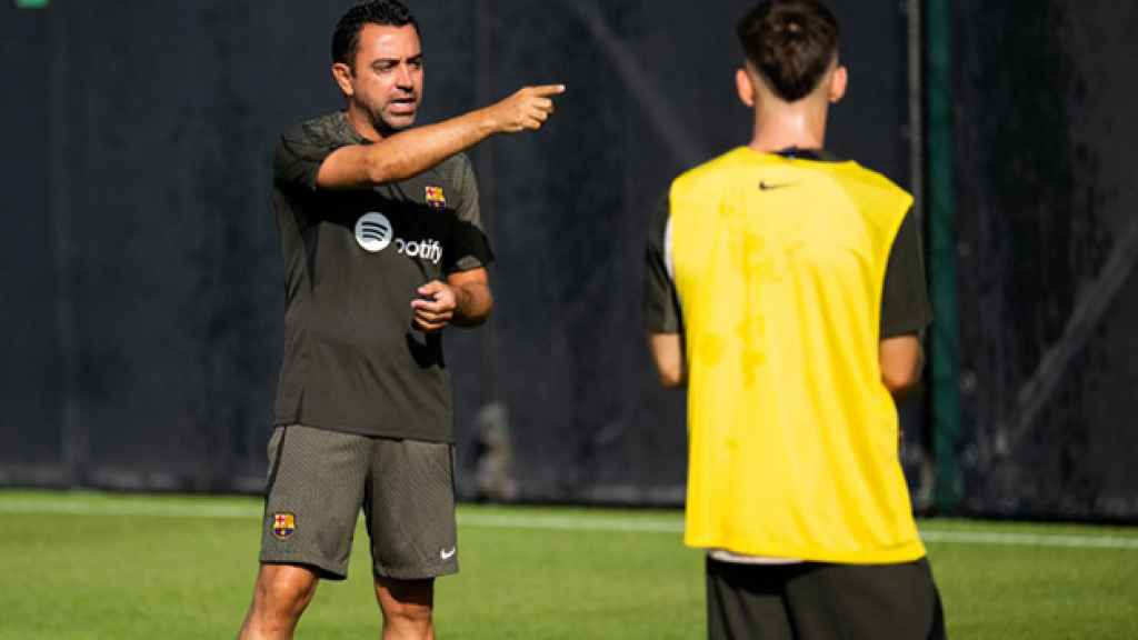 Xavi dirige uno de los entrenamientos de la pretemporada del Barça