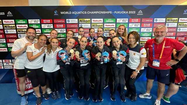 La selección española de natación artística celebra su medalla de oro en el equipo técnico del Mundial de Fukuoka