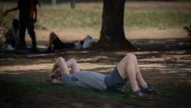 Una persona se cubre del sol en plena ola de calor