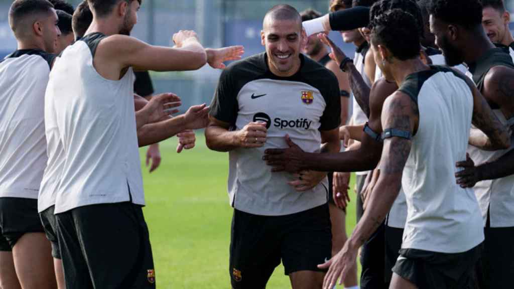 Oriol Romeu es recibido por sus nuevos compañeros del Barça en el entrenamiento