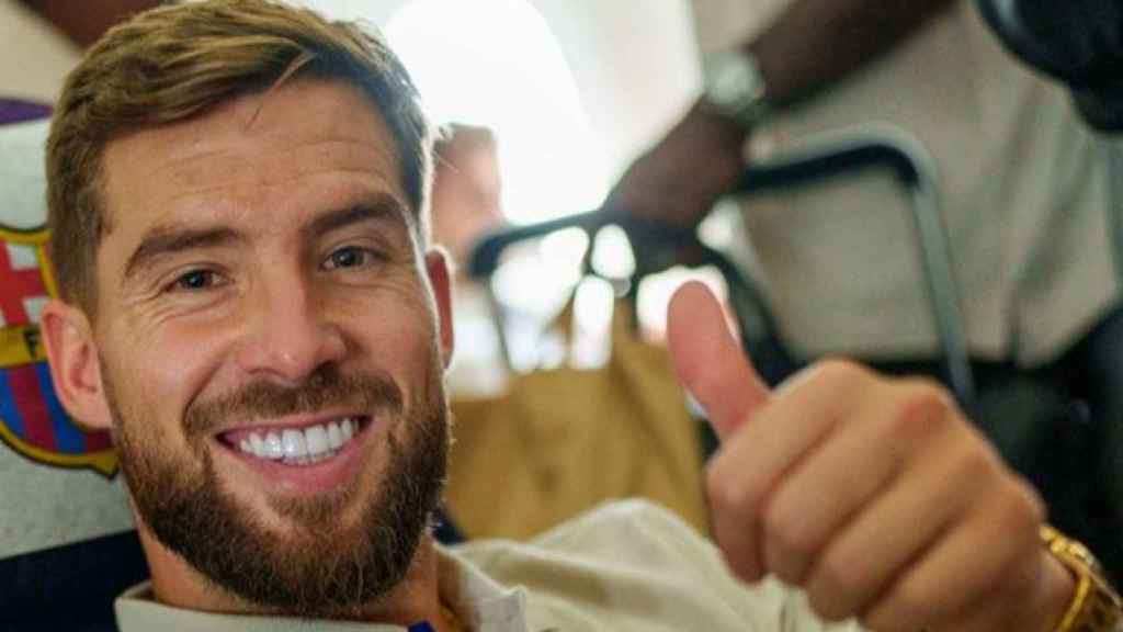 Iñigo Martínez, en el vuelo del Barça con dirección a Estados Unidos