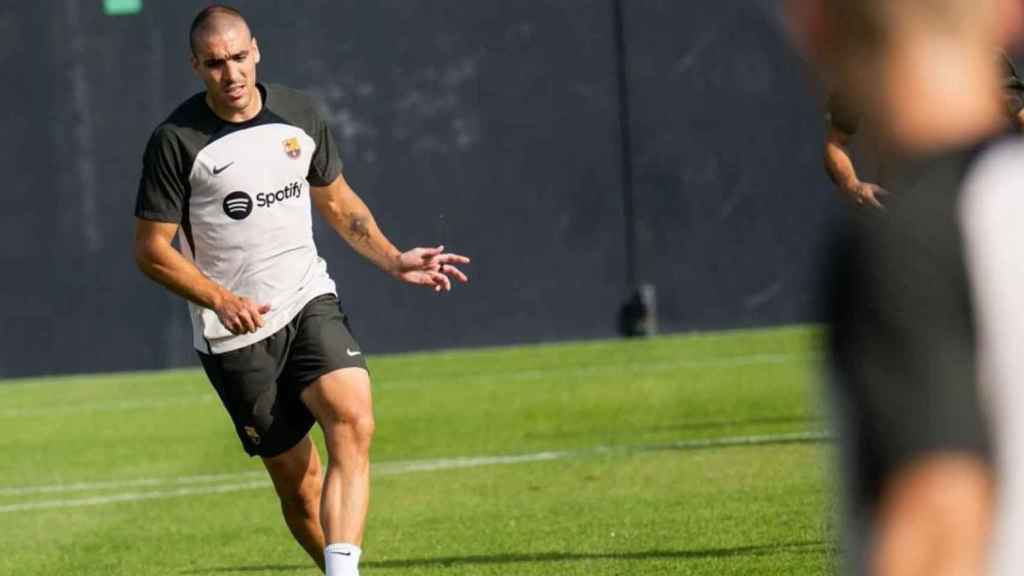 Oriol Romeu, durante su primer entrenamiento con el Barça