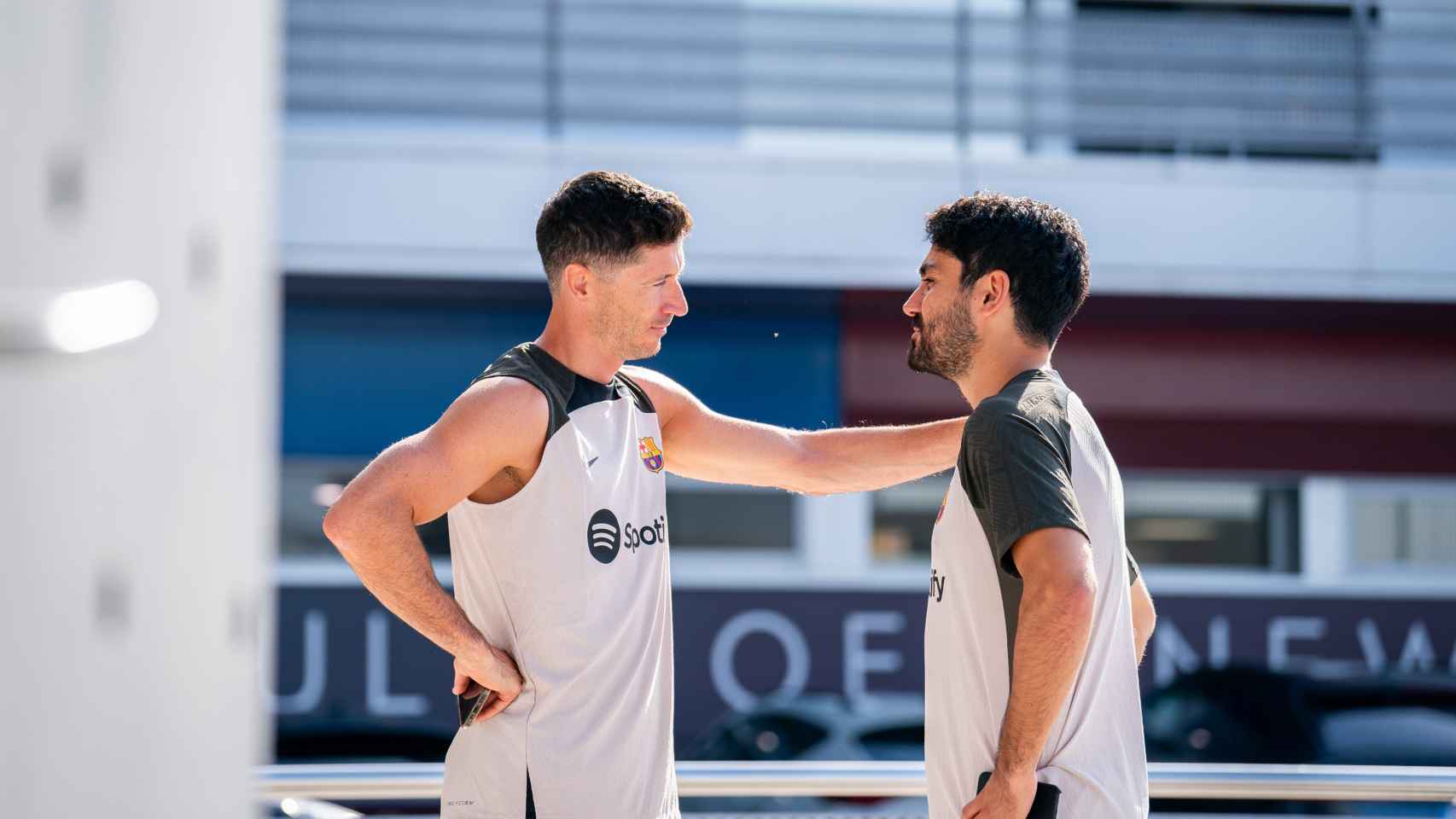 Lewandowski recibe a Gundogan en su primer entrenamiento como jugador del Barça