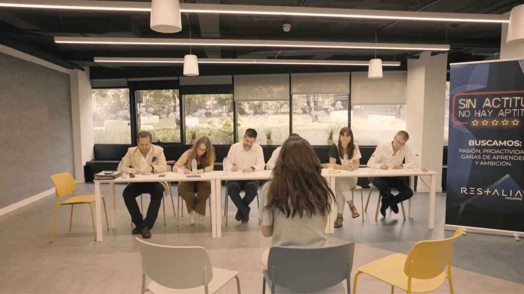 Una candidata durante una entrevista del proceso de selección de Restalia