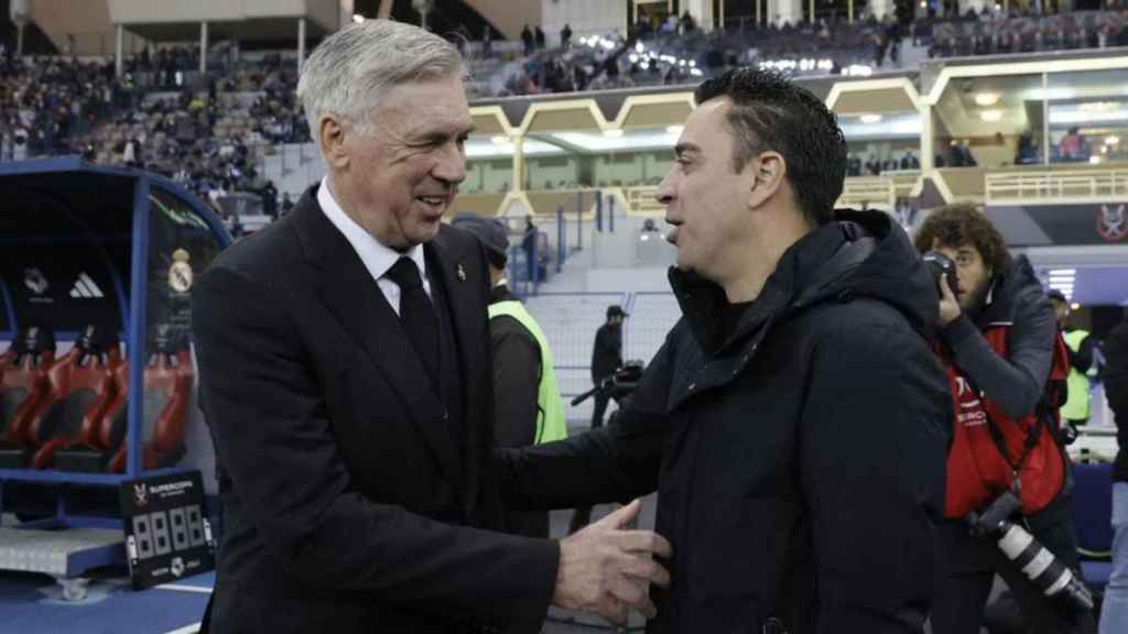 Xavi y Ancelotti se saludan, antes de un Barça-Real Madrid