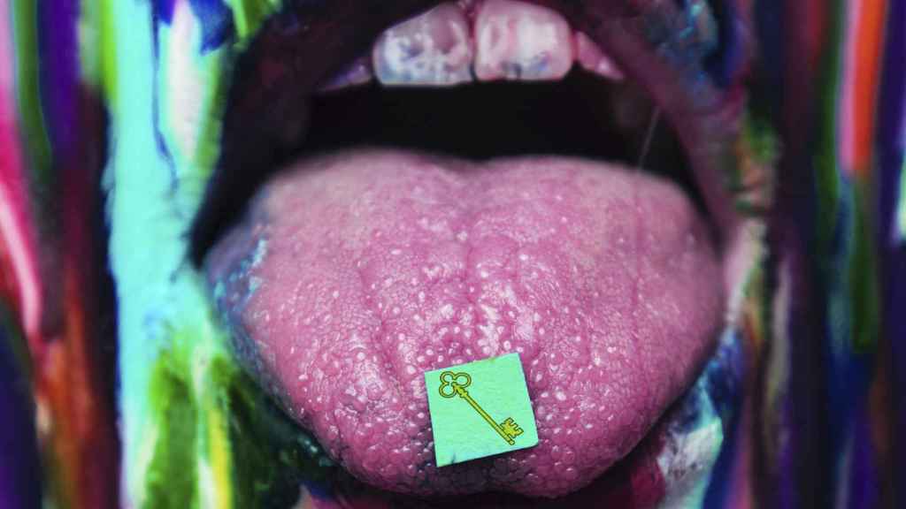 Una persona consumiendo LSD