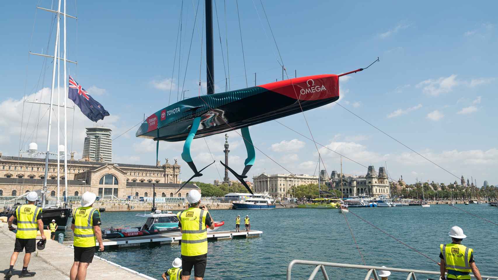 Una nave del Emirates Team New Zealand, en Barcelona