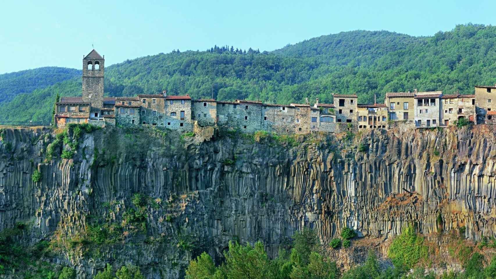 El espectacular pueblo catalán que combina un acantilado, montañas y ...