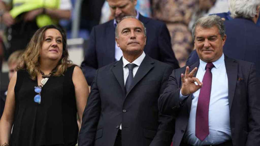 Elena Fort, Rafa Yuste y Joan Laporta, en el palco del Camp Nou