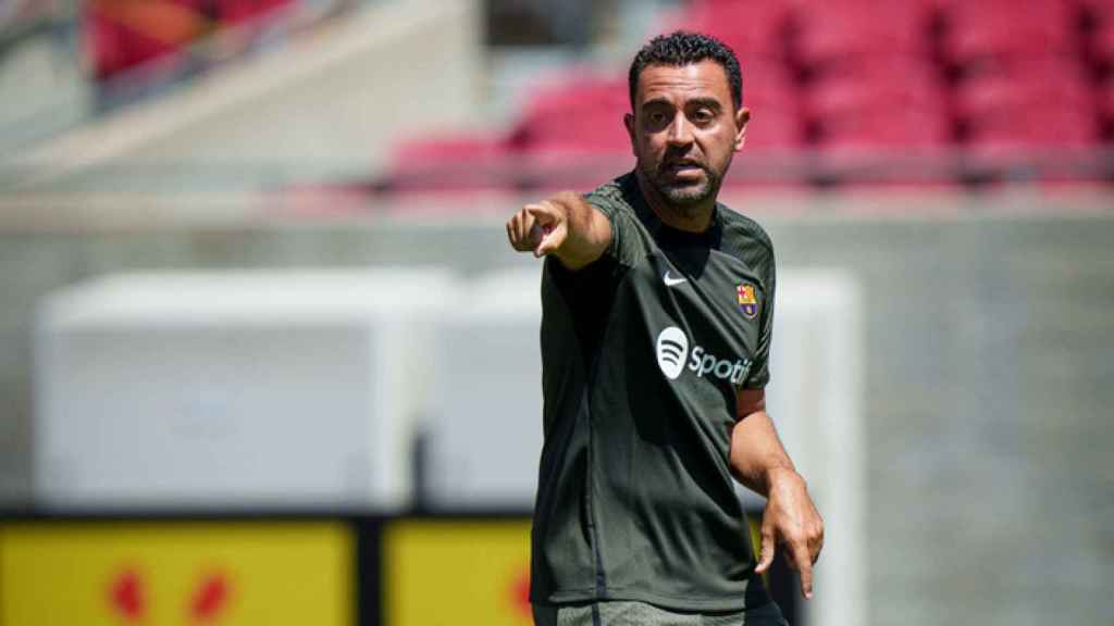 Xavi Hernández dirige el primer entrenamiento del Barça en Los Ángeles