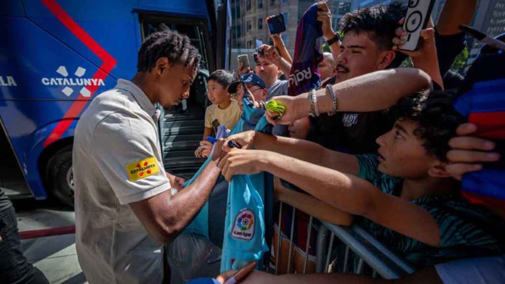 Jules Koundé atiende a los aficionados del Barça en la llegada del equipo a EEUU