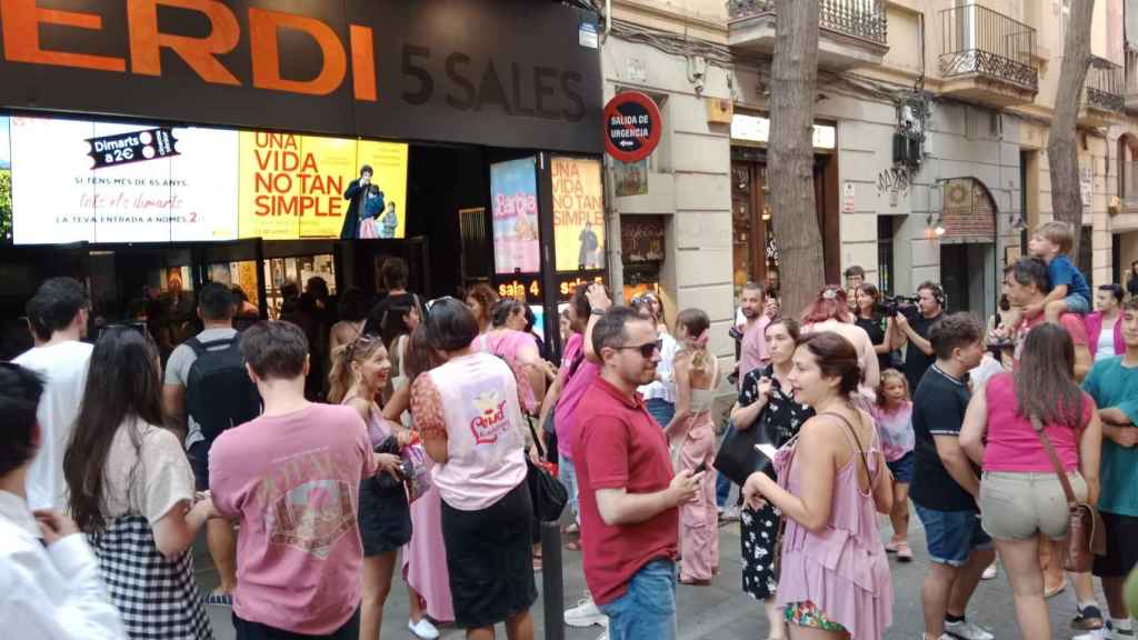 Espectadores hacen cola en los cines Verdi