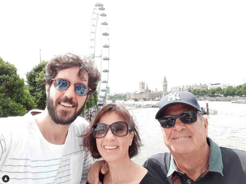 José junto a su hermana y su padre durante un viaje a Londres