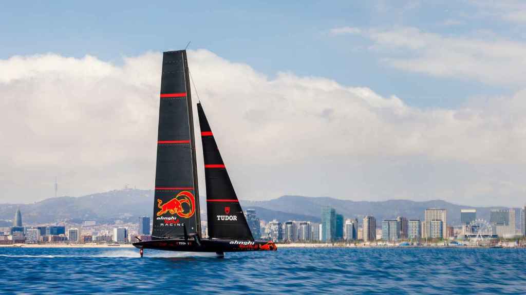 Una nave del Alinghi suizo, en Barcelona