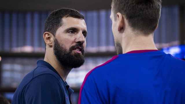 Nikola Mirotic, conversando con un compañero antes de un partido del Barça