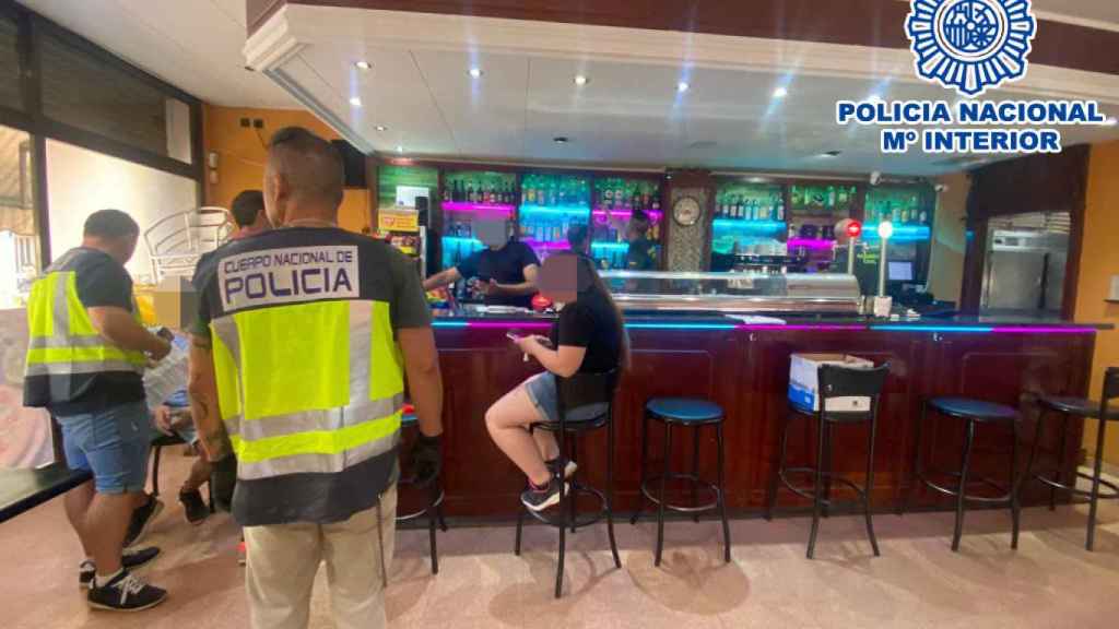 La Policía Nacional detiene a cuatro personas por explotar a 16 mujeres en locales 'kebab'