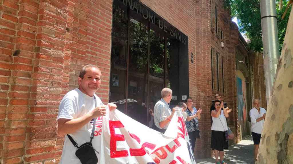 Protesta contra el Tanatorio de Sants el día de su inauguración