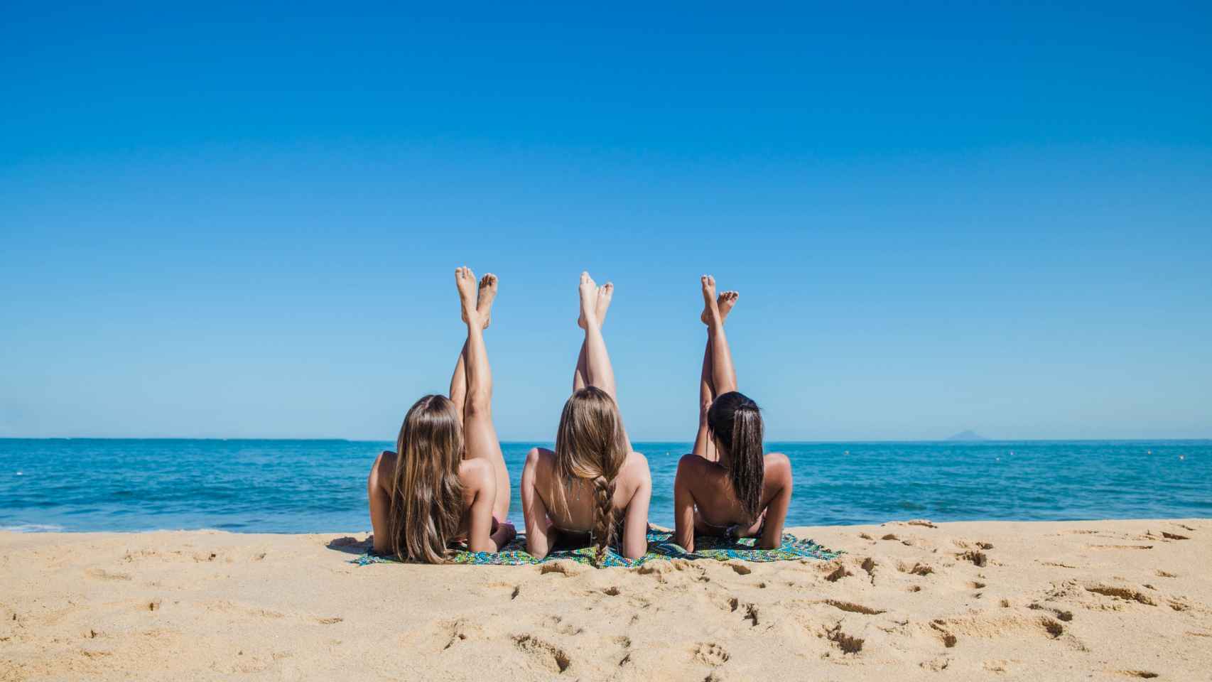 Tres chicas disfrutando de la playa