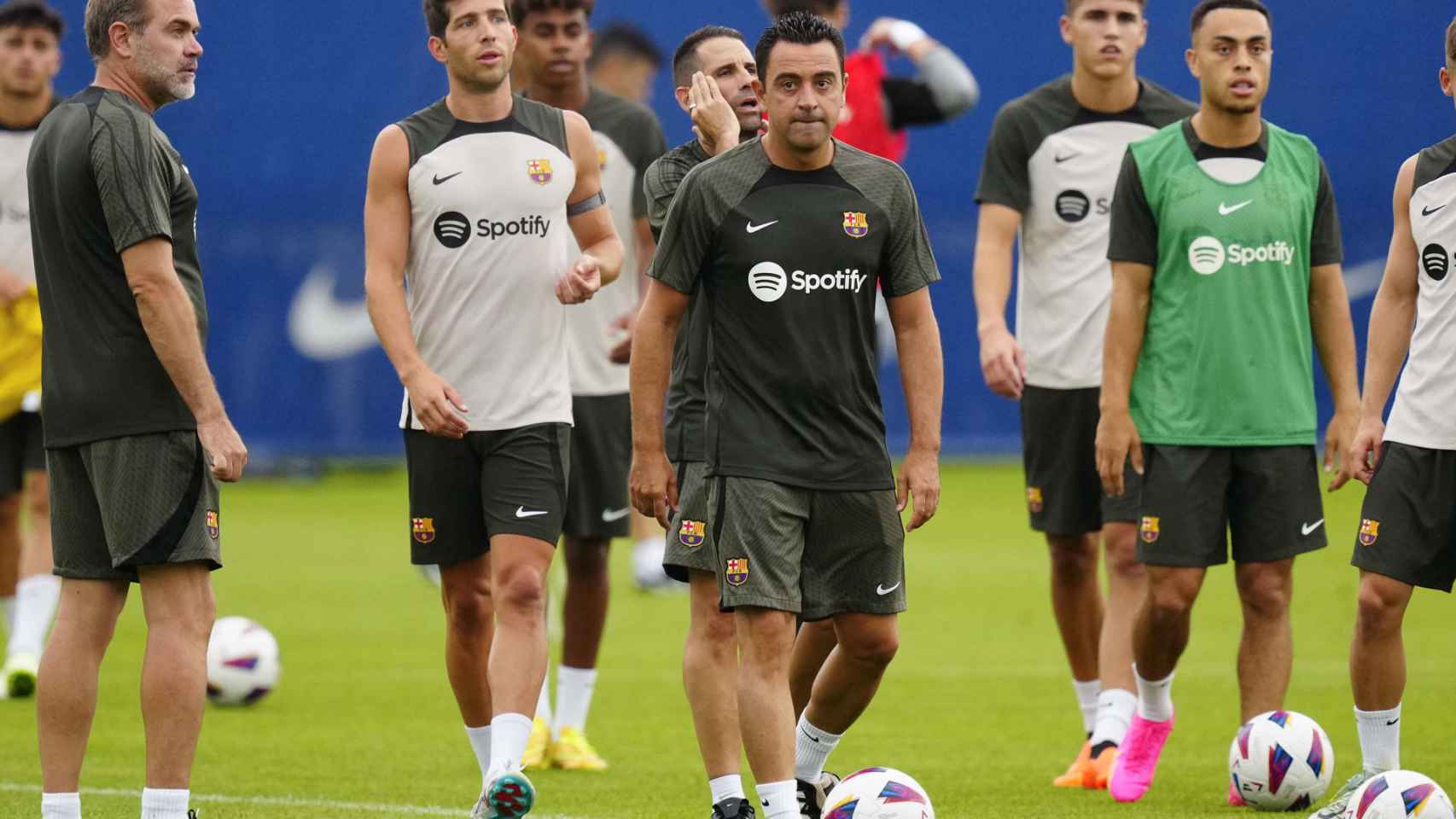 El Barça de Xavi Hernández, durante una sesión de entrenamiento / EFE