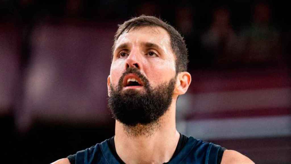 Nikola Mirotic, antes de lanzar un tiro libre con el FC Barcelona