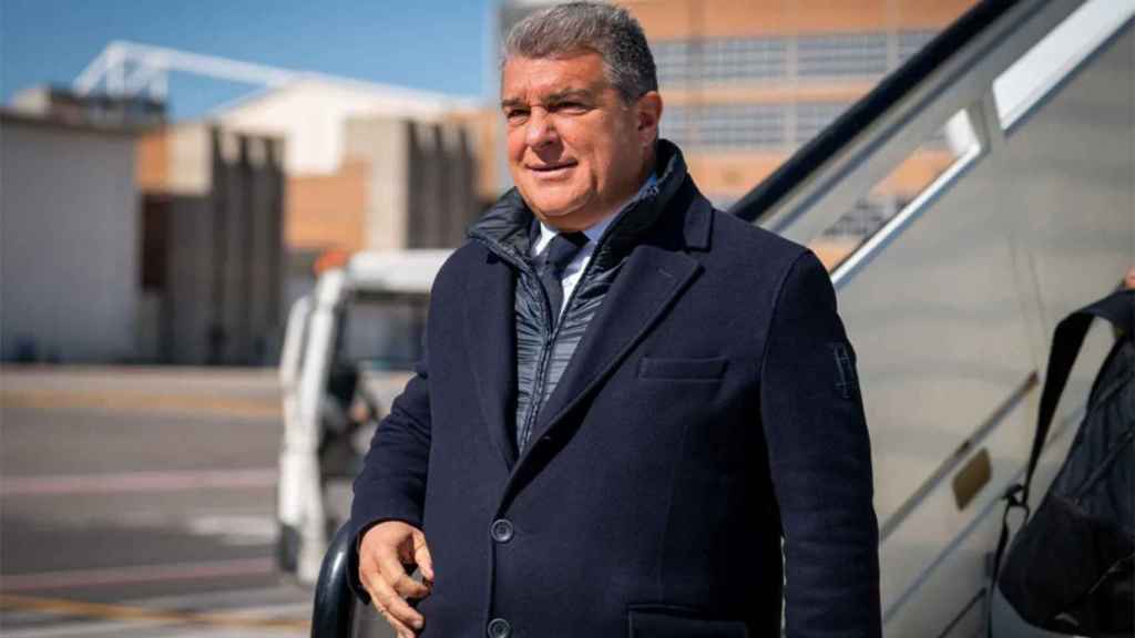 Joan Laporta, tras bajarse de un avión en una imagen de archivo / FCB