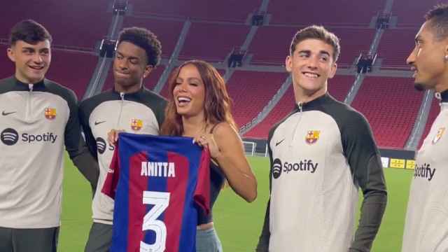 Anitta, junto a Pedri, Balde, Gavi y Raphinha, en un acto comercial del Barça