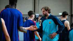 Roger Grimau, durante una sesión de entrenamiento con jóvenes promesas del Barça / REDES