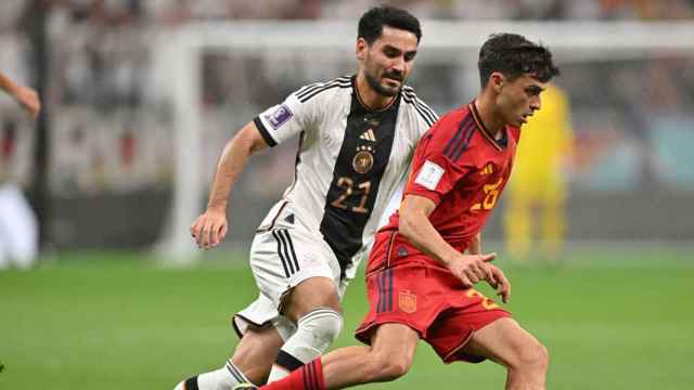 Gundogan persigue a Pedri, durante un cruce entre Alemania y España