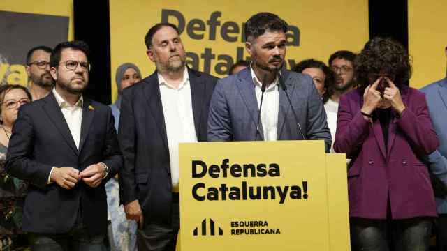 El candidato de ERC a las generales, Gabriel Rufián (c), junto a Pere Aragonès (i), Oriol Junqueras (2d) y Teresa Jordà (d)