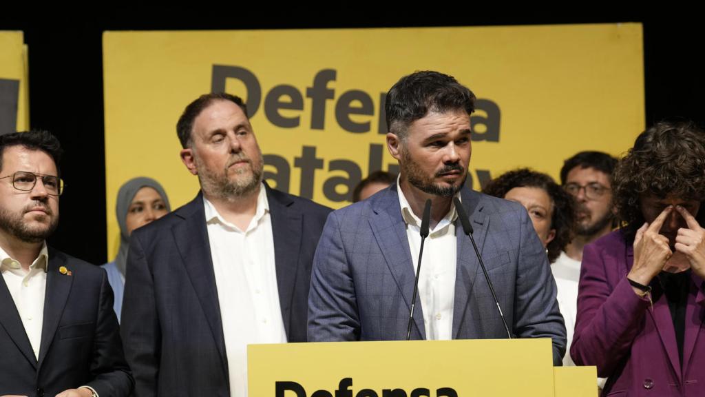 El candidato de ERC a las generales, Gabriel Rufián (c), junto a Pere Aragonès (i), Oriol Junqueras (2d) y Teresa Jordà (d)