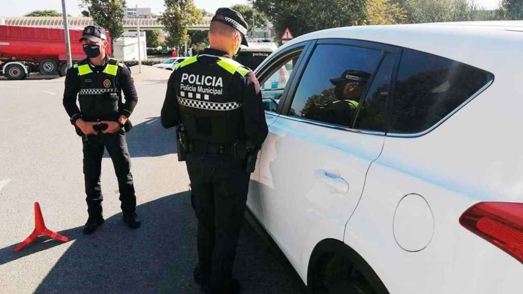 Agentes de la Policía Municipal de Gavà (Barcelona), durante un control