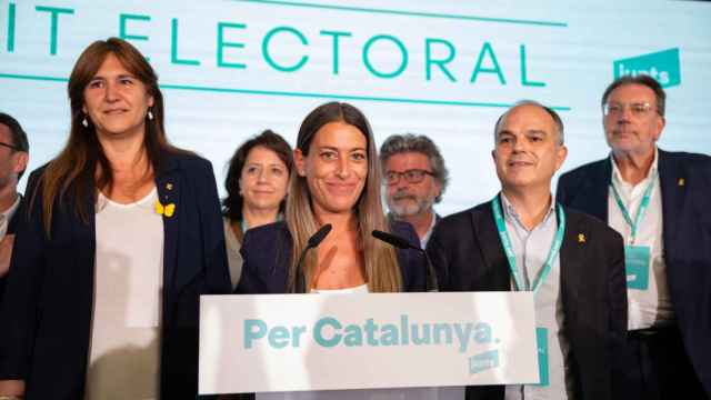 Jordi Turull (d), junto a la cabeza de lista de Junts el 23J, Míriam Nogueras (c), y la presidenta del partido condenada por corrupción, Laura Borràs (i)