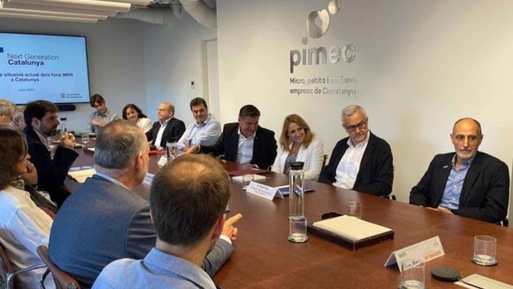 La 'consellera' de Economía y Hacienda, Natàlia Mas, y el presidente de Pimec, Antoni Cañete, con empresarios de la patronal