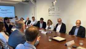 La 'consellera' de Economía y Hacienda, Natàlia Mas, y el presidente de Pimec, Antoni Cañete, con empresarios de la patronal