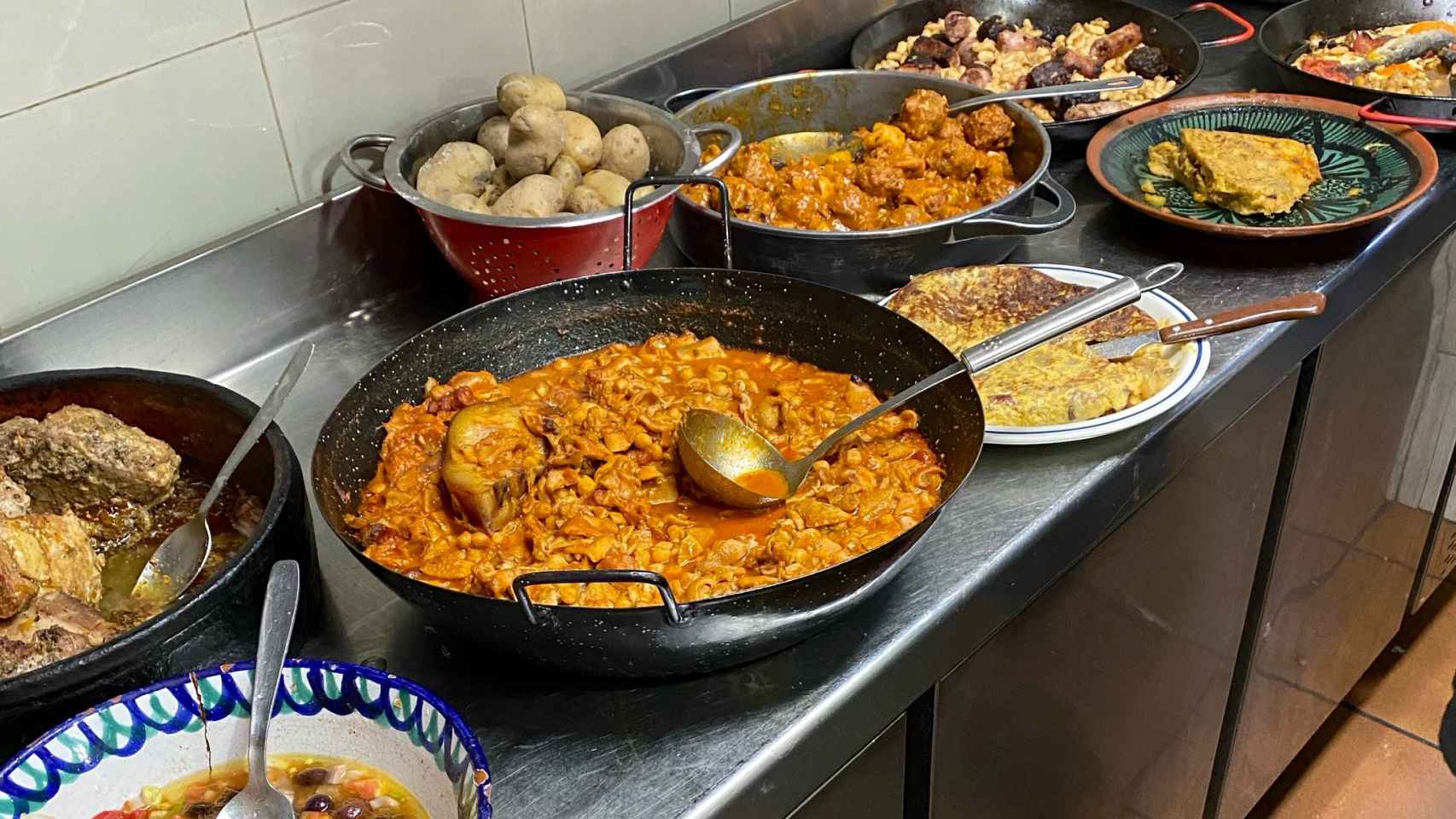 Comida en la cocina de un restaurante