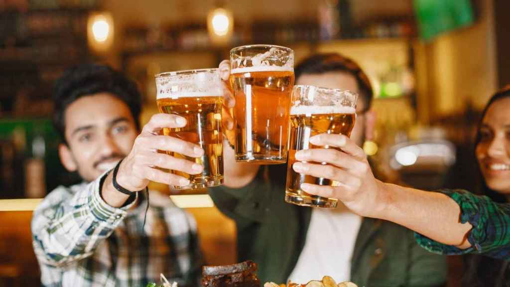 Amigos tomando una buena cerveza en Cataluña