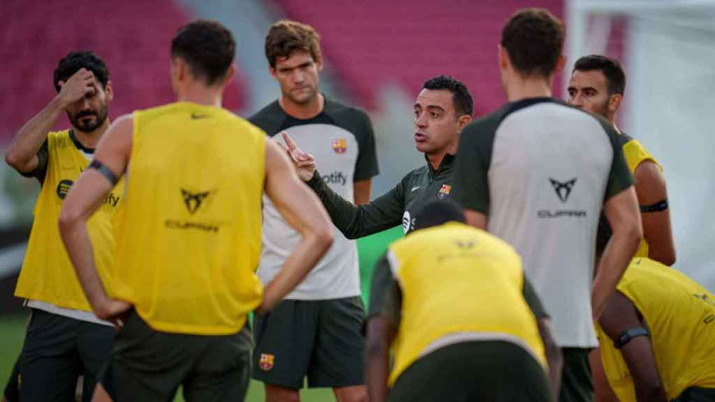 Xavi da indicaciones a sus jugadores antes del amistoso contra el Arsenal