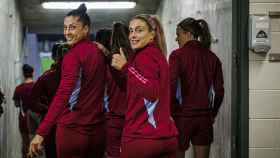 Alexia Putellas, junto a Jennifer Hermoso, antes de un entrenamiento con la selección