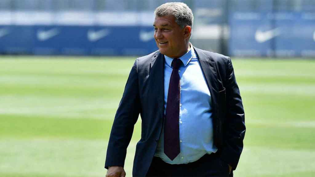 Joan Laporta, sonriente mientras pasea por el césped del Camp Nou / REDES