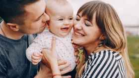 Familia feliz con su bebé recién nacido