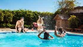 Jóvenes disfrutando en una piscina