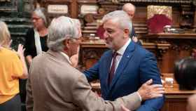 El líder de Junts en el Ayuntamiento de Barcelona, Xavier Trias (i), saluda al alcalde de Barcelona, Jaume Collboni