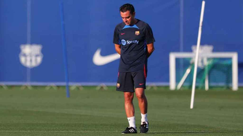 Xavi Hernández, cabizbajo durante una sesión de entrenamiento del Barça / REDES