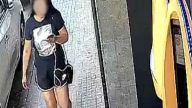La presunta autora en una imagen de videovigilancia de un cajero automático en Granollers (Barcelona).
