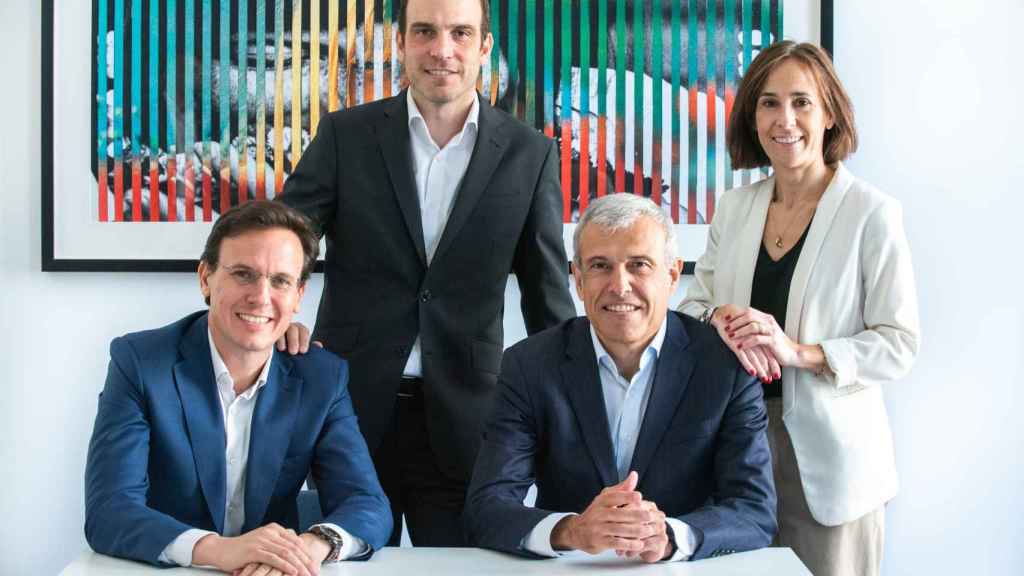 Socios de Navis Capital. Sentados: Stephan Koen (izq.) y Juan Martínez de Tejada (der.) De pie: Iker Zabalza y Rocío Ledesma