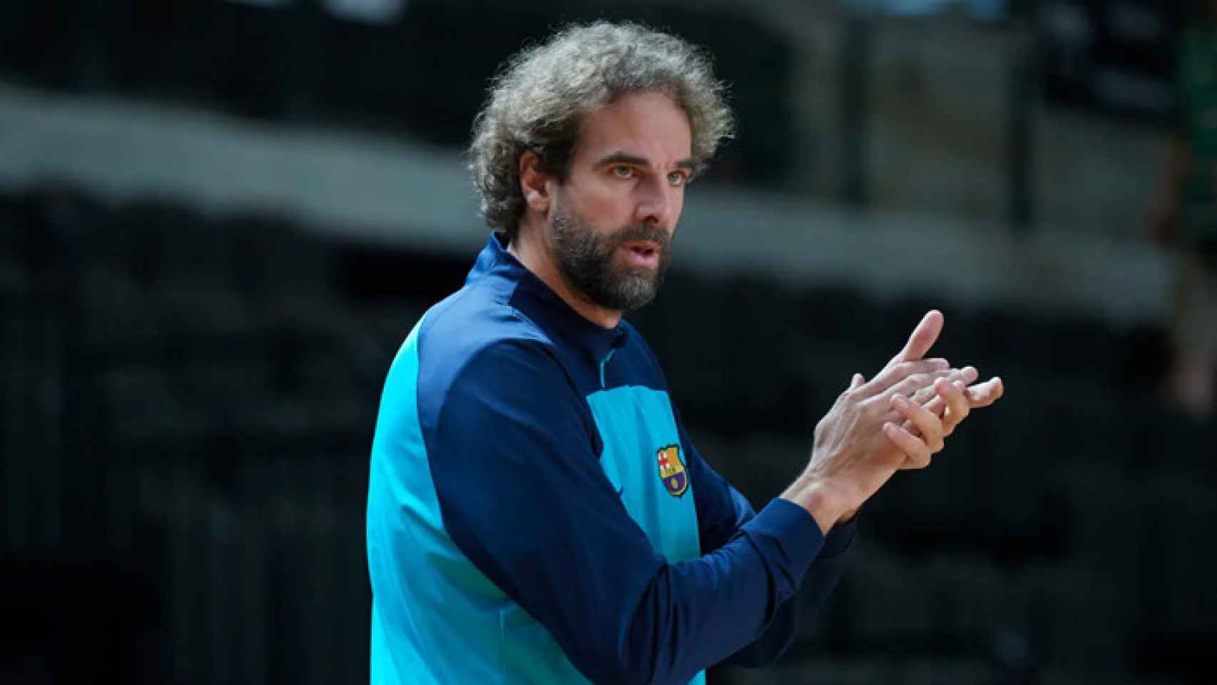 Roger Grimau, dirigiendo un entrenamiento de las inferiores del Barça de basket