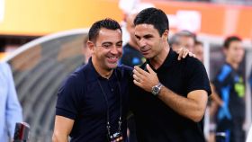 El saludo entre Xavi y Arteta antes de disputar el Arsenal-Barça de pretemporada