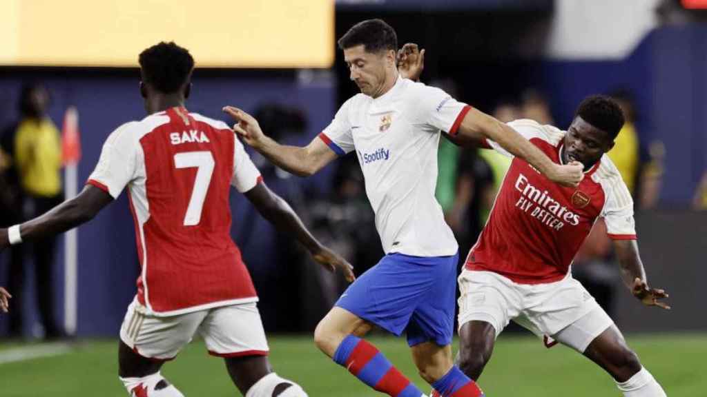 Lewandowski con el balón en el partido ante el Arsenal